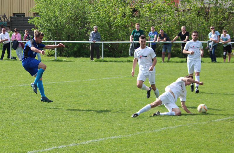 Rohrbachs Hack (li.) erzielt das 1:0