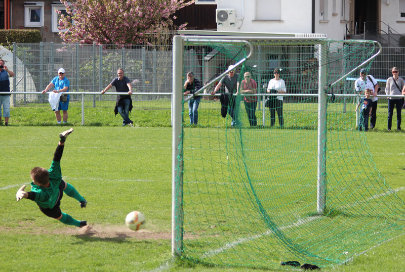 Neuberger erzielt per Strafstoß das 2:0, Torhüter Glassl ist chancenlos