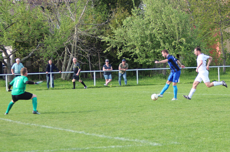 Dowalil (Mitte) trifft zum 3:0