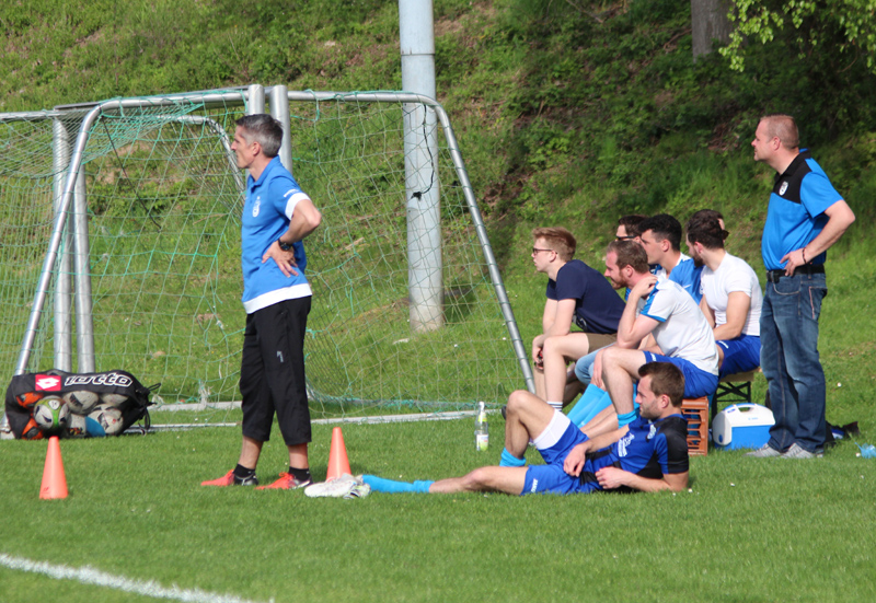 SV-Trainer Heger (li.)