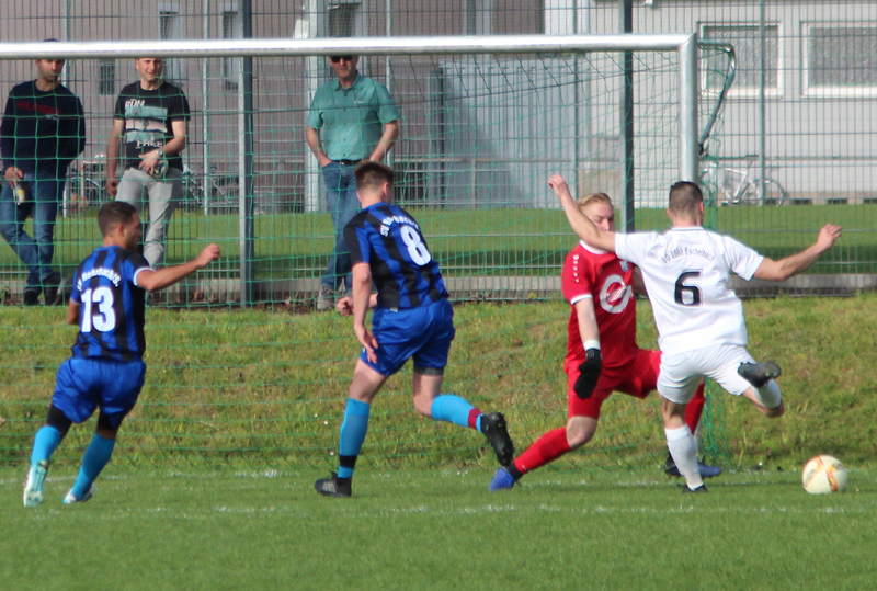 Häuselmann (re.) scheutert am SV-Keeper