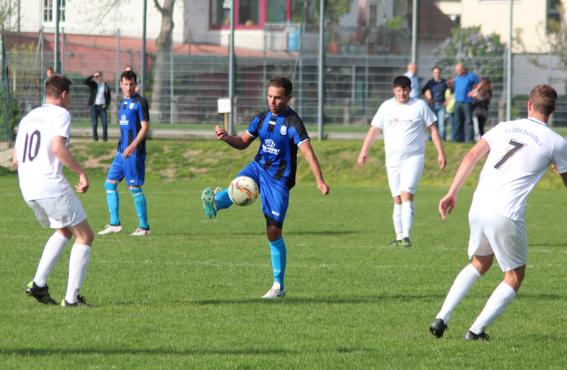 Ziegler (Mitte) bei der Ballannahme