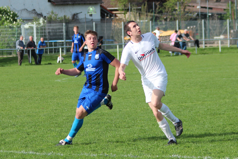 Allgeier (li.) im Zweikampf mit Korzonnek