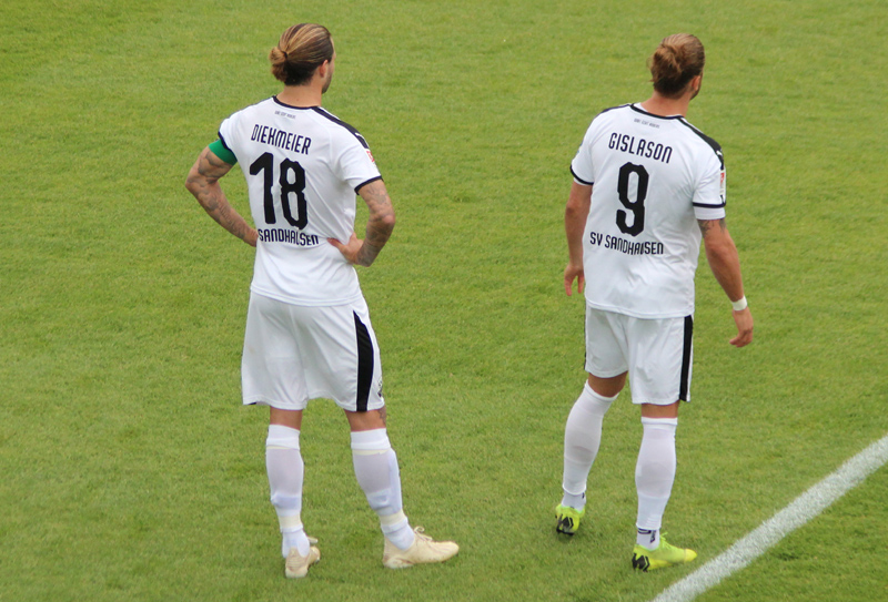 Modisch ähnliche Frisur - zumindest von hinten. Links Dennis Diekmeier, rechts Rurik Gislason