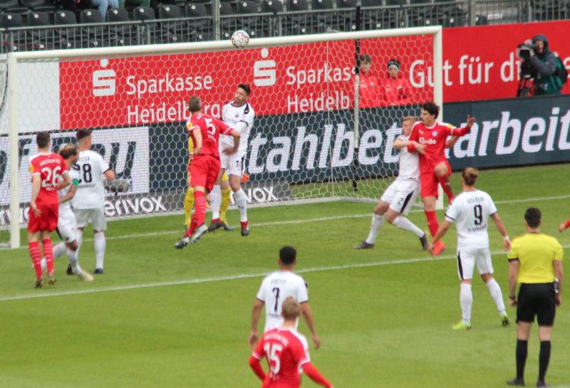 Kister klärt per Kopfball