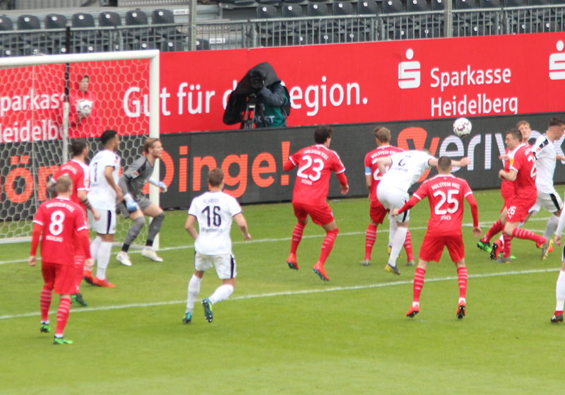 Zhiro köpft zum 3:2