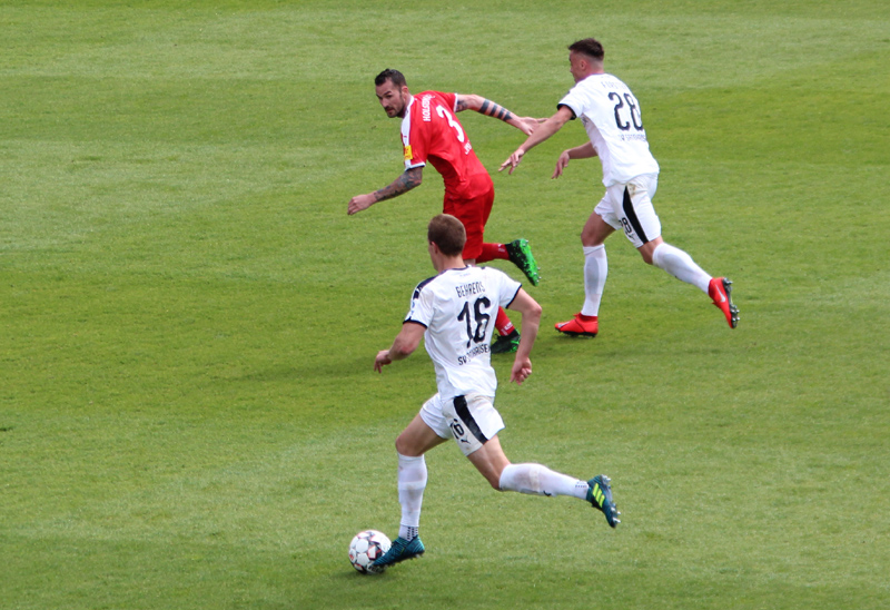 Konter über Behrens (li.) und Förster