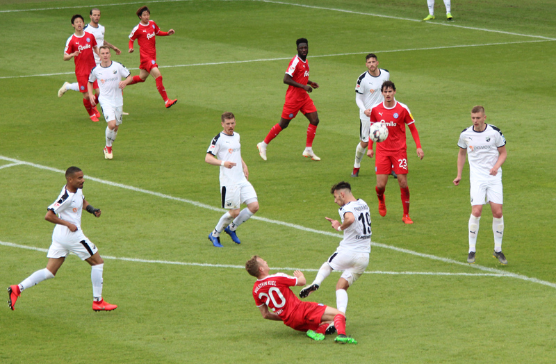 Foul von Dehm (Nr. 20) an Paqarada