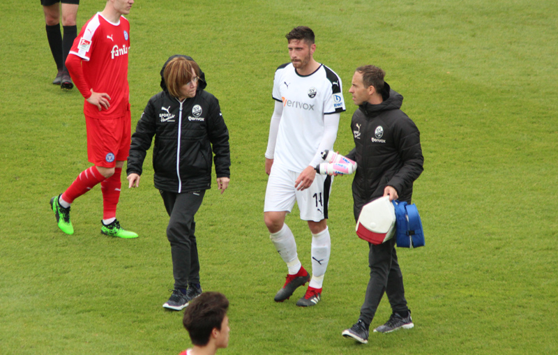 Kister muss mit einem Mittelfußbruch verletzt von Platz