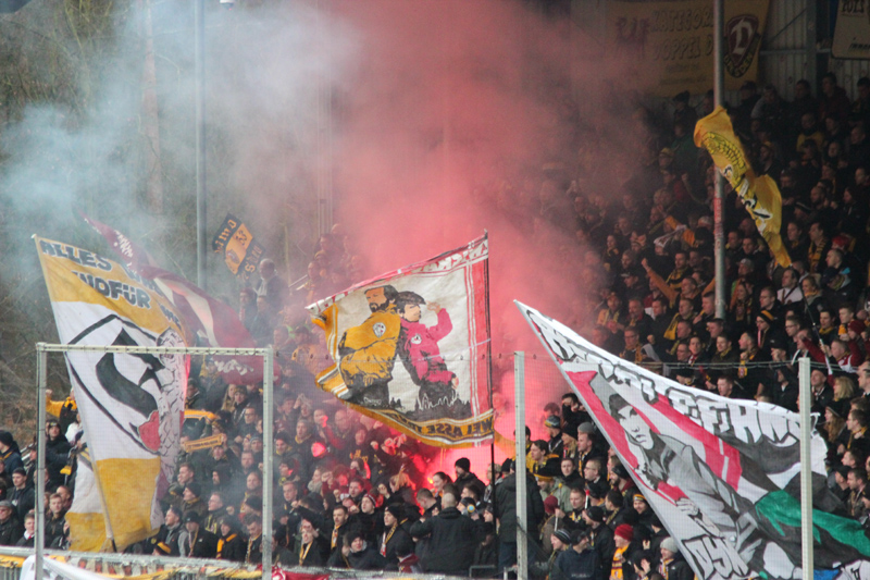Bengalos im Dresdner Block beim letzten Gastspiel in Sandhausen