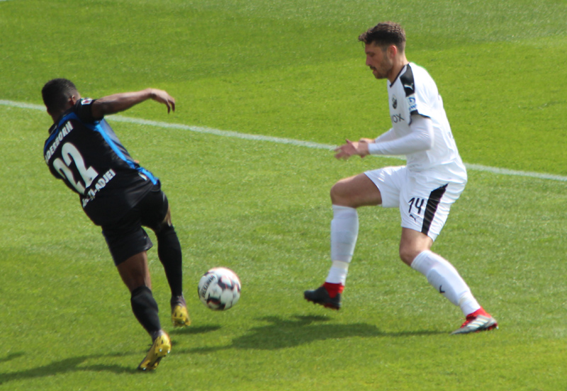 Kister (re.) im Zweikampf mit Antwi-Adjei