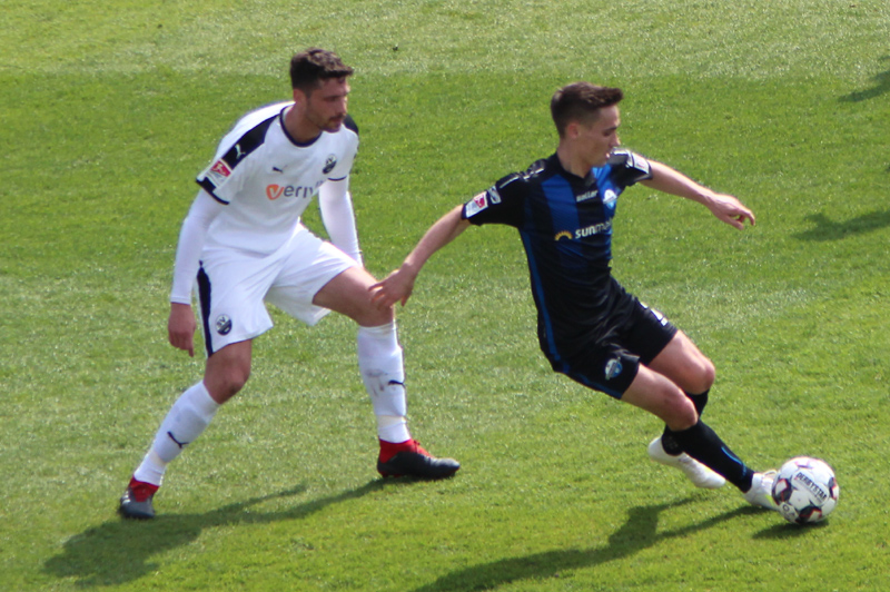 Kister (li.) im Duell mit Paderborns Philipp Klement, der in der 94. Minute den 1:1-Ausgleich erzielte