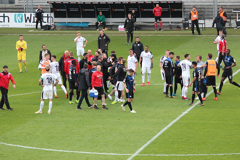 Großer Diskussionsbedarf nach Abpfiff bezüglich des umstrittenen Handelfmeters für Paderborn