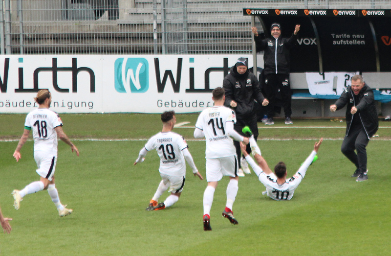 Unbeschreiblicher Torjubel bei Daghfous (am Boden), nach dessen Freistoßtor zum 2:1-Führungstreffer