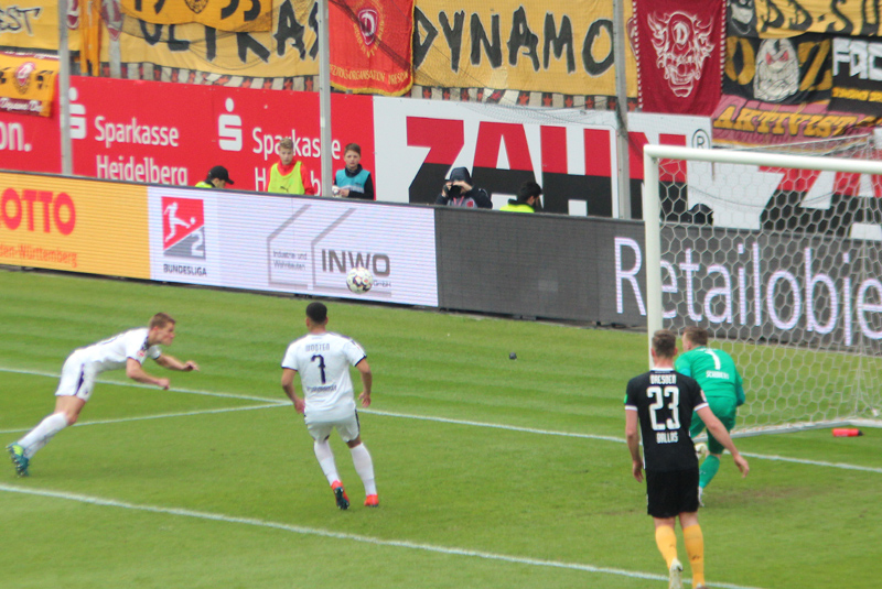 Behrens (li.) vergibt eine Großchance für den SVS aus kurzer Distanz