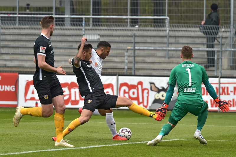 Wootens zweiter Torschuss wird von Dresdens Defensivverbund abgewehrt