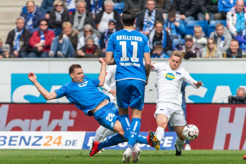 Szalai (li.) fährt die Grätsche aus