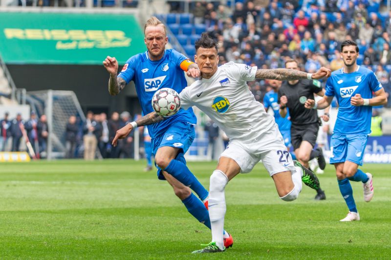 Vogt (li.) im Zweikampf