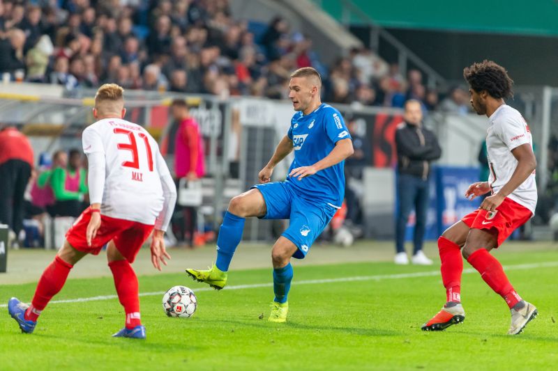 Kaderabek (Mitte) gegen zwei Augsburger