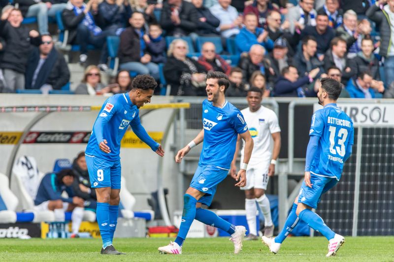 Nelson (li.) feiert seinen siebten Saisontreffer