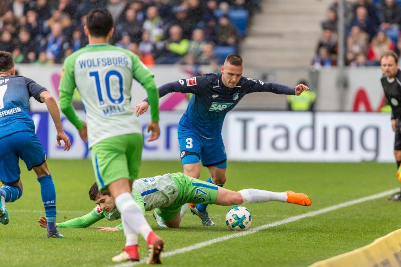 Hoffenheims Kaderabek (re.) versucht sich gegen die VfL-Hintermannschaft durchzusetzen