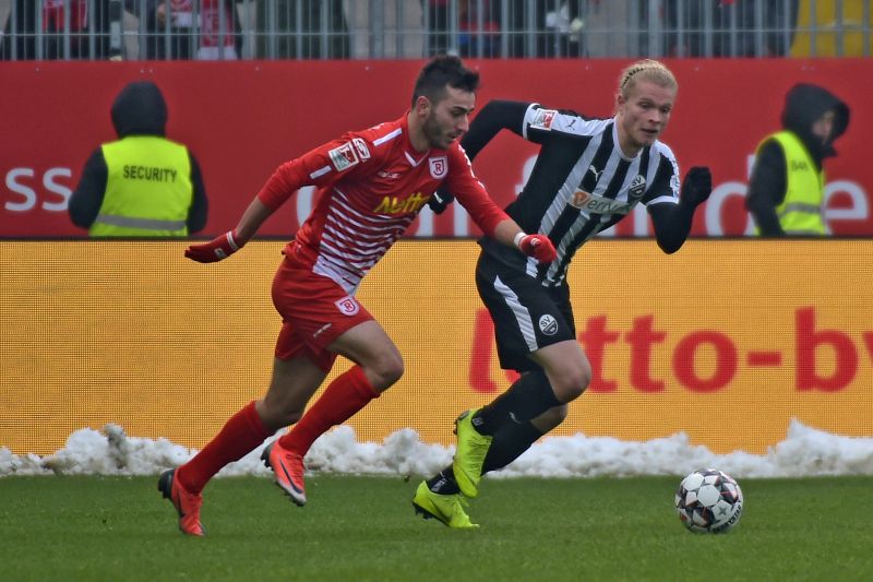 Regensburgs Sargis Adamyan (li.) im Laufduell mit Jesper Verlaat