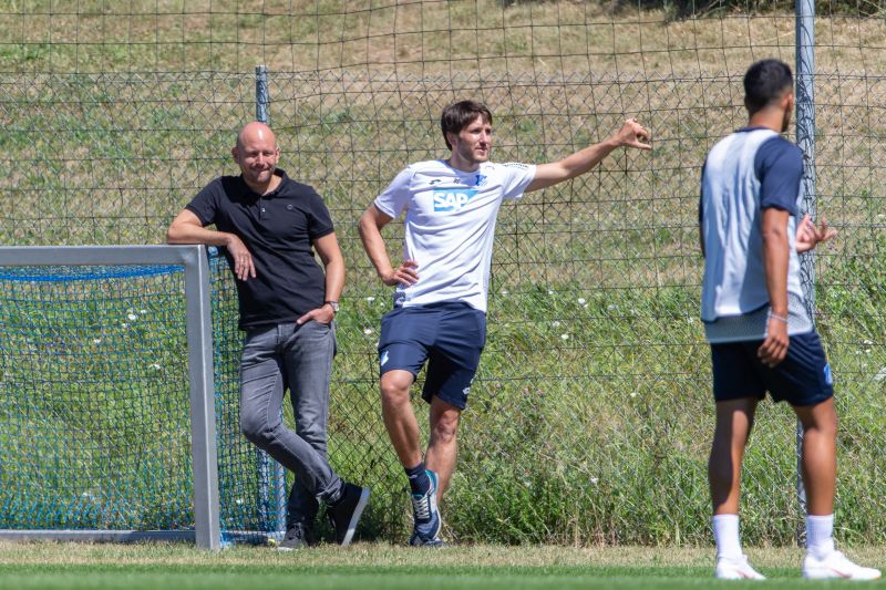 Alexander Rosen (li.) als aufmerksamer Beobachter beim Profitraining