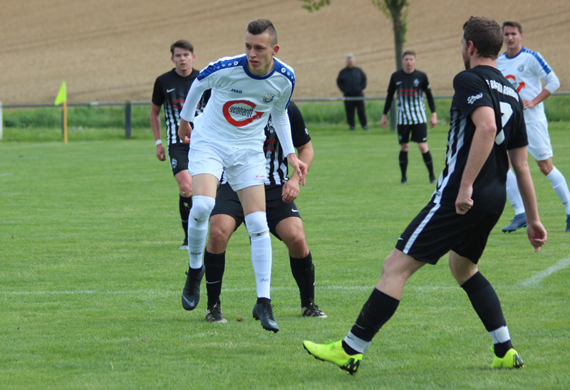 Dennis Bauer (li.) erzielte den 2:2-Ausgleich für den SV Rohrbach/S.