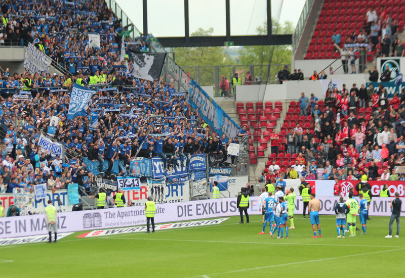 Hoffenheims Spieler und Fans nach dem Saison-Abpfiff in Mainz