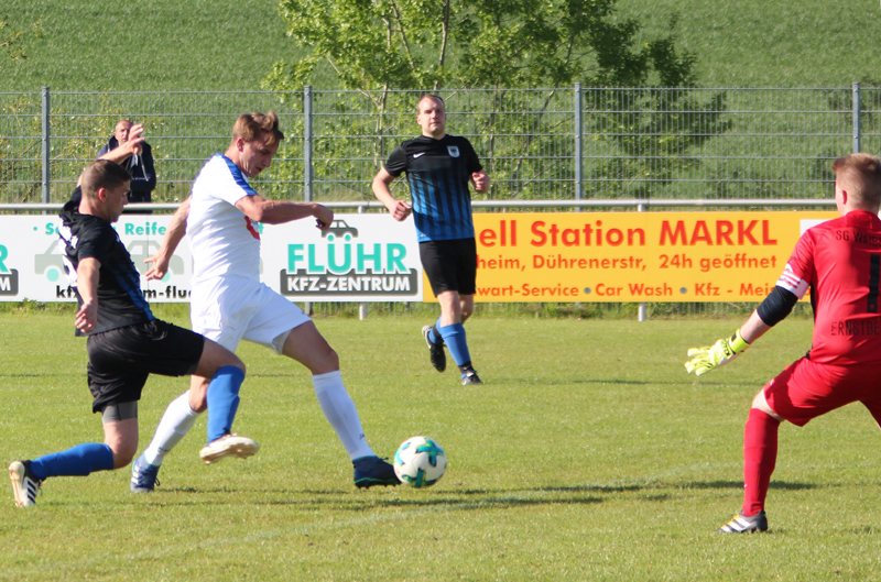 Fabian Hack scheitert hier am Waibstädter Torhüter Ernstberger