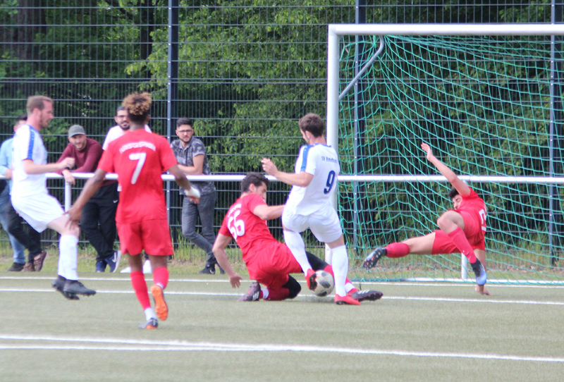 Der Schuss von Robin Karolus (Nr. 9) wird mit allerletztem Einsatz vor der Torlinie abgewehrt
