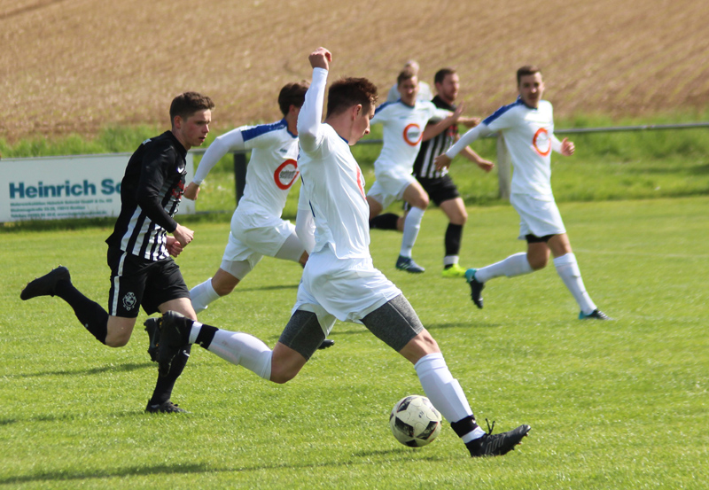 Nils Reißfelder beim Torschuss