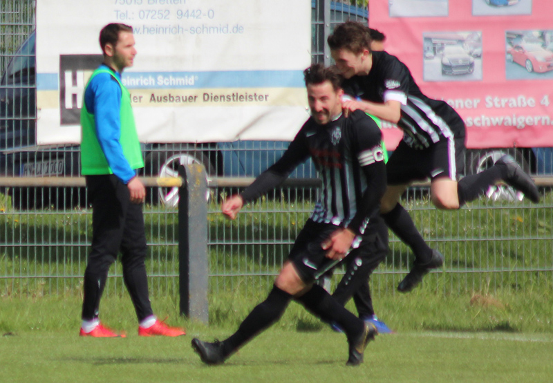 Michael Kuhmann lässt sich nach seiner Treffer zum 3:2 feiern