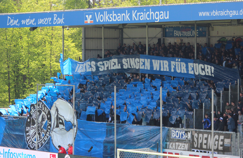 Choreo im Gästeblock beim Anpfiff