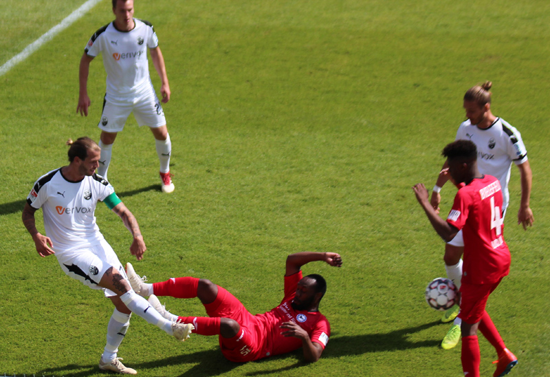 SVS-Kapitän Diekmeier geht im Zweikampf kompromisslos zur Sache