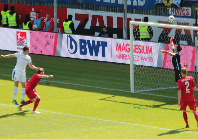 SVS-Angreifer Behrens köpft knapp übers Tor