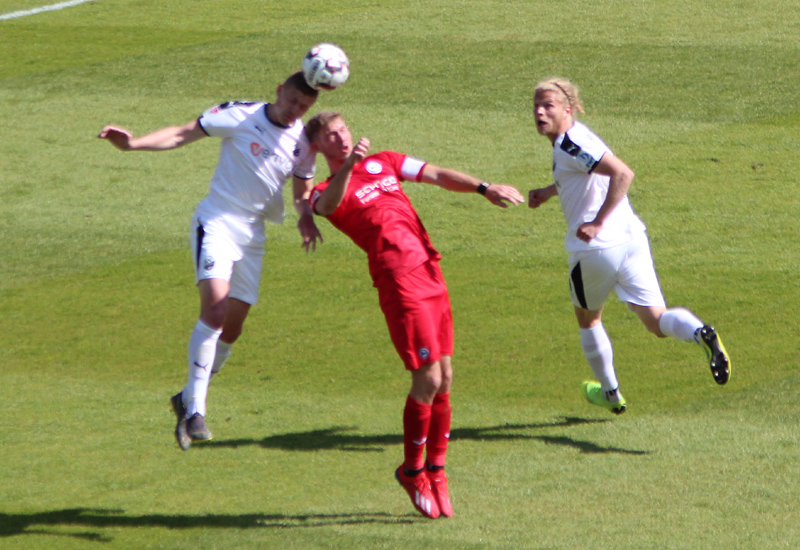 Gewonnenes Kopfballduell von Sandhausens Zhirov (li.) gegen Bielefelds Torjäger Klos