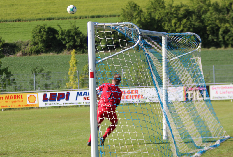 Freistoss von Unser klatscht gegen die Querlatte
