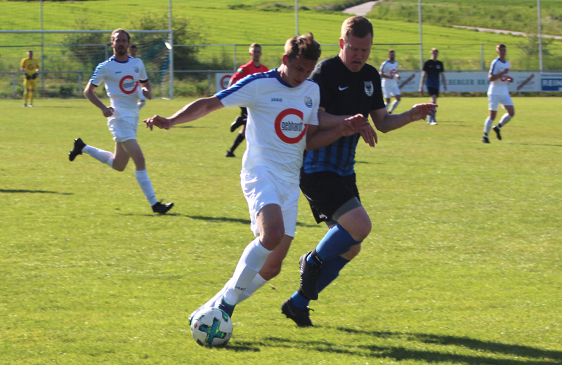 Hack (li.) im Zweikampf