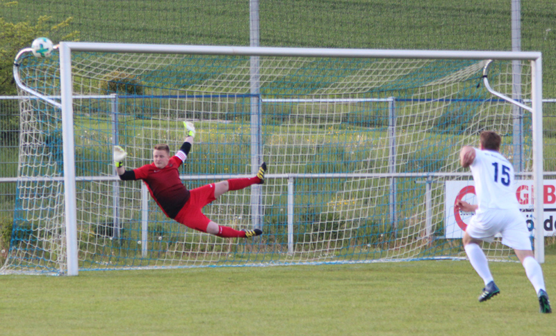 SG-Keeper Ernstberger pariert einen Freistoss
