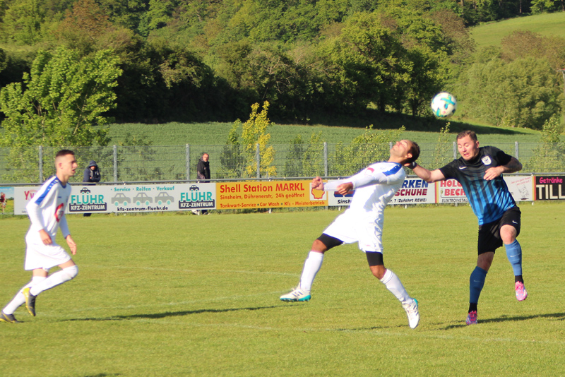 Ziegler (Mitte) beim Kopfballversuch