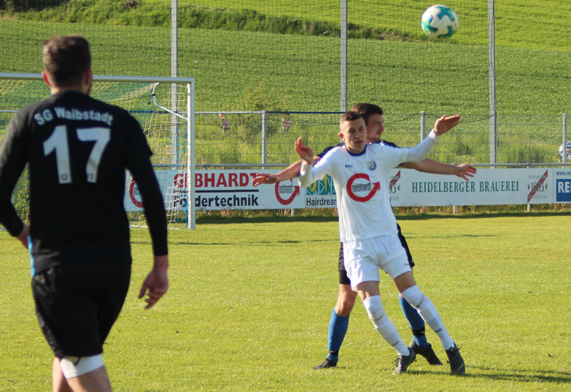 Bauer beim Kopfballduell