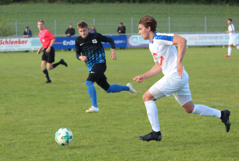 Flaig treibt den Ball nach vorne