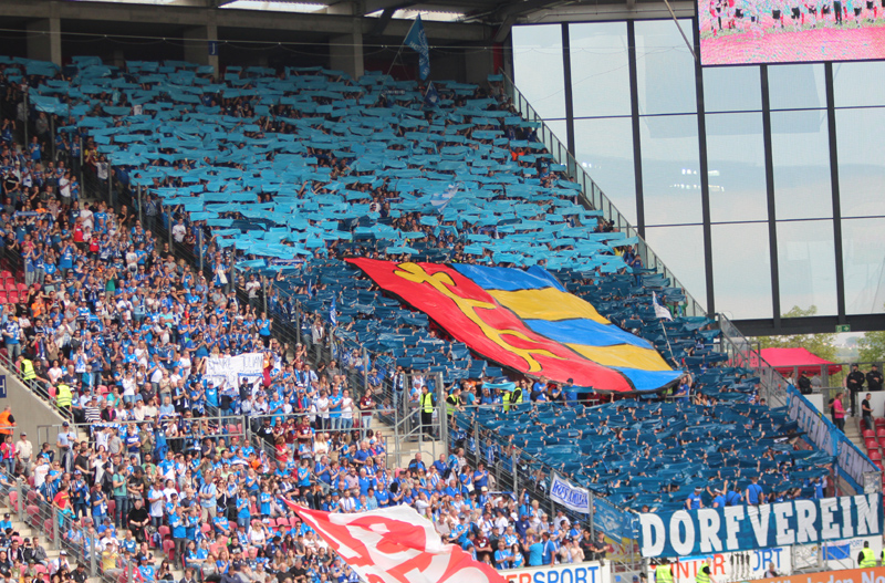 Gelungene Choreografie im TSG-Gästeblock vor dem Anpfiff