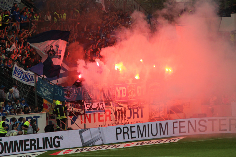 Weniger schön, das Abbrennen von Pyrotechnik im Gästeblock