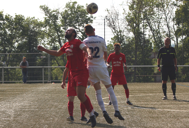 Bauer (re.) beim Kopfballduell mit Coskun