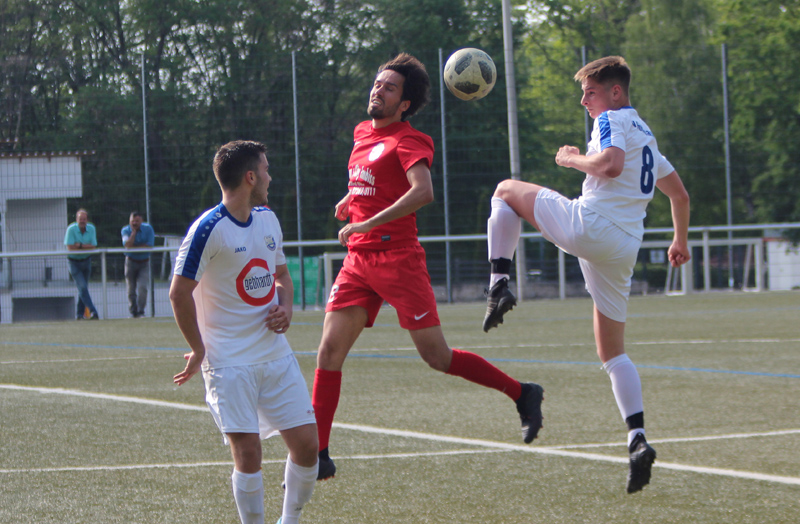 Nils Reißfelder (re.) und Lukas Authenrieth mit vereinten Kräften beim Zweikampf im Mittelfeld