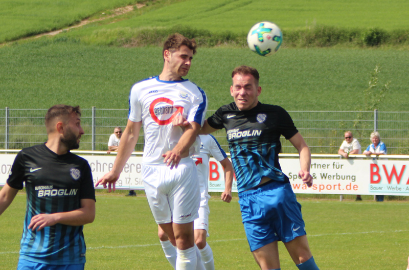 Karolus beim Kopfball