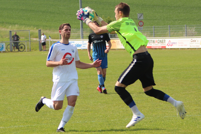Karolus kommt gegen Torhüter Weinmann zu spät