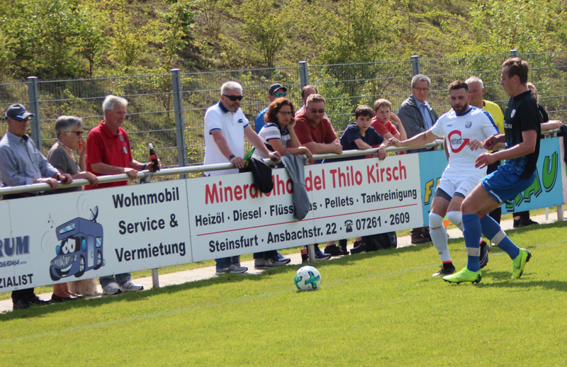 Heinlein (li.) versucht sich über die rechte Seite durchzusetzen